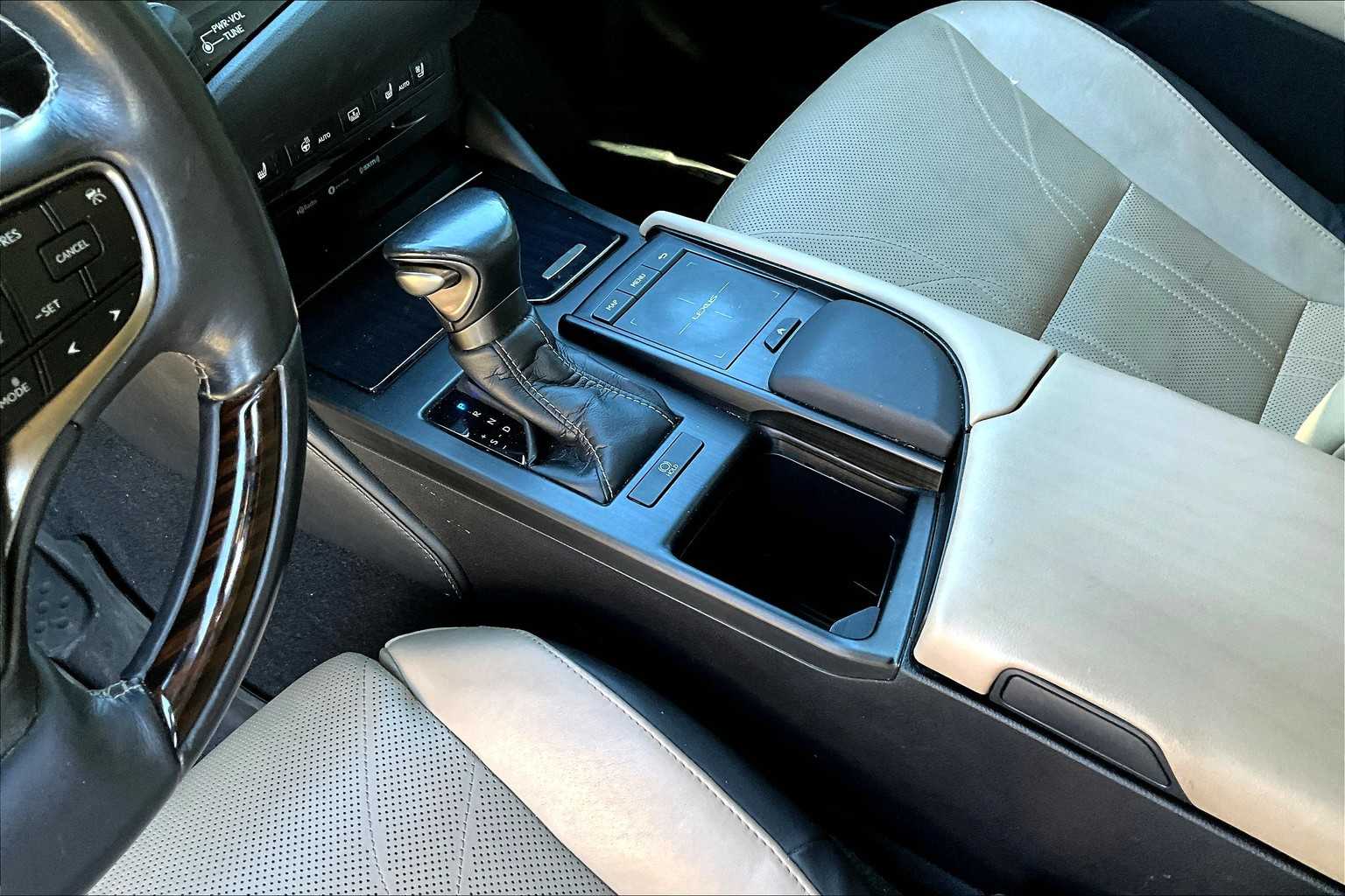 2019 Lexus ES Luxury photo 16
