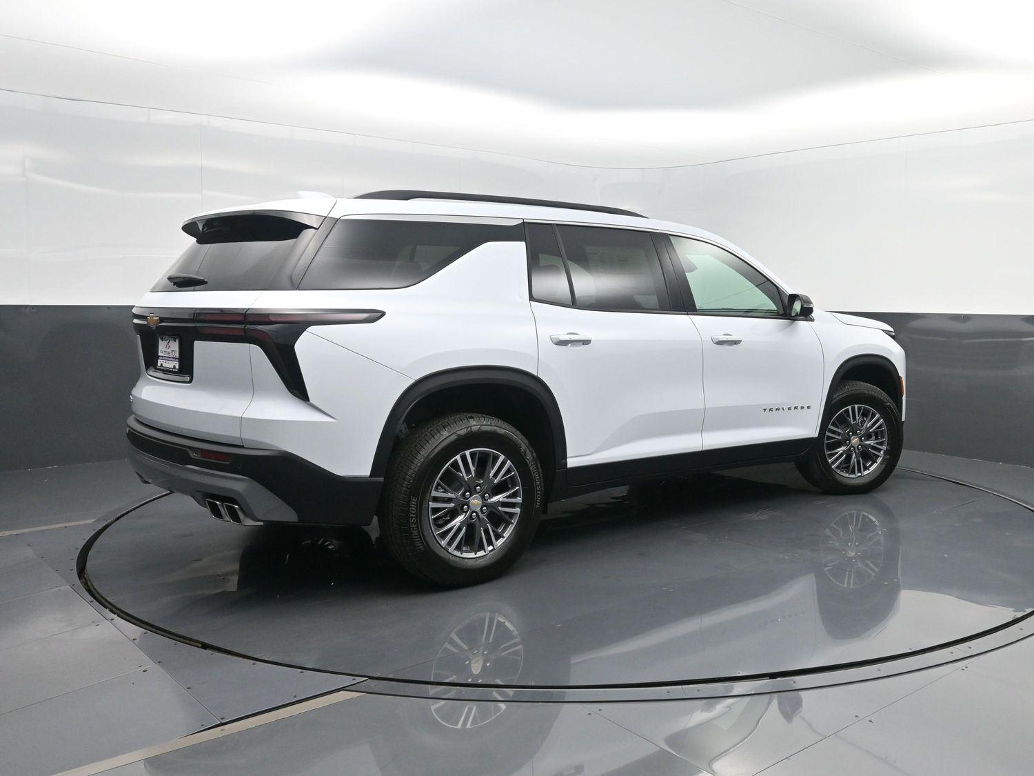 2026 Chevrolet Traverse photo 2