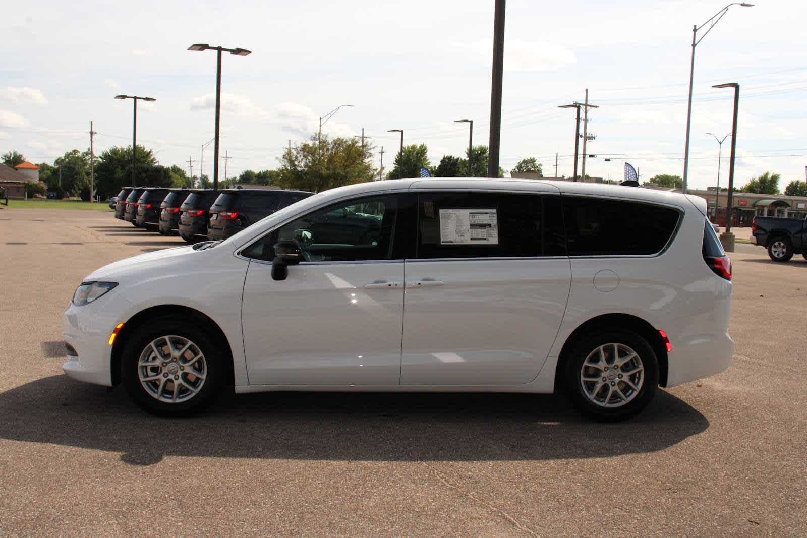 2025 Chrysler Voyager LX photo 5