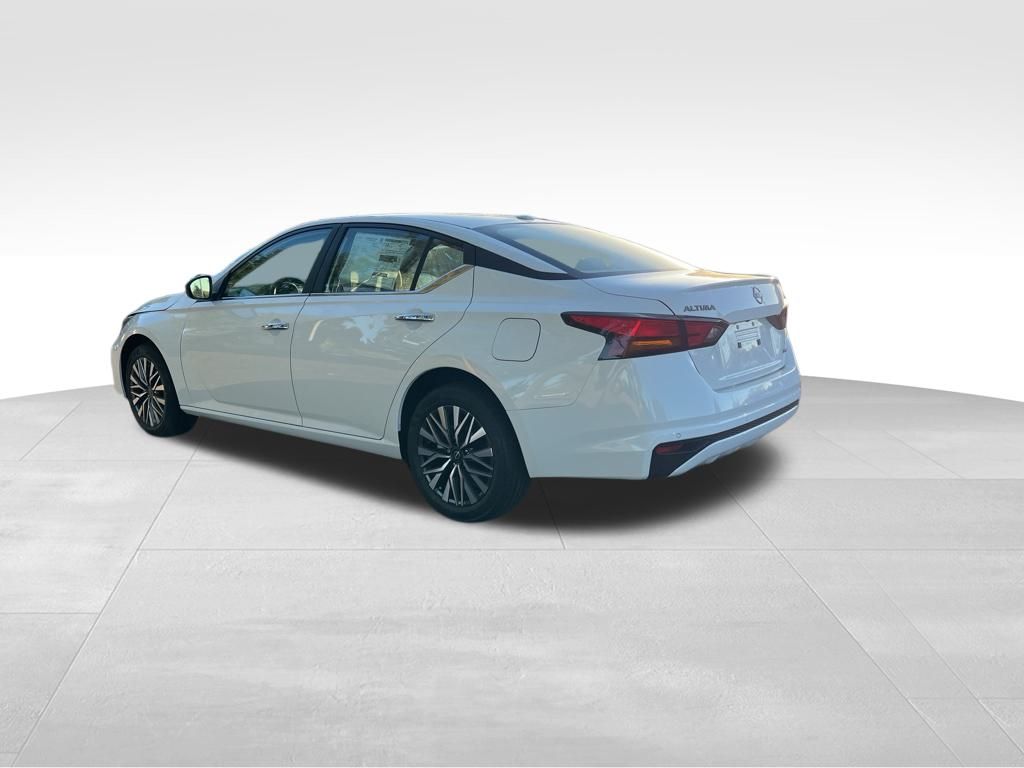 2025 Nissan Altima SV photo 2