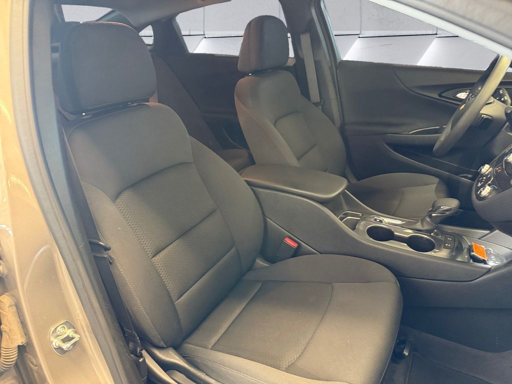 2025 Chevrolet Malibu photo 13