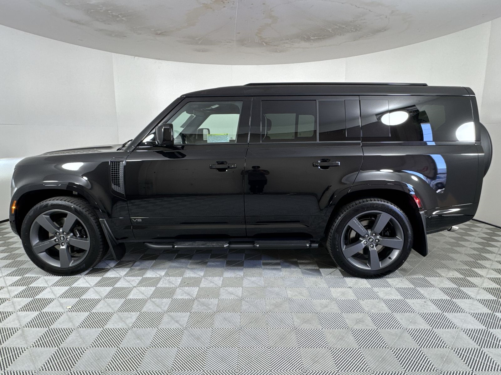 2025 Land Rover Defender 130 V8 photo 2