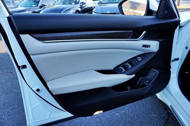 Used 2018  Honda Touring image 22