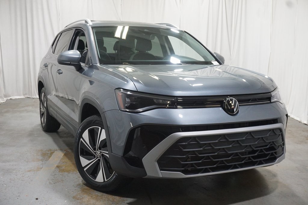 2025 Volkswagen Taos SE photo 3
