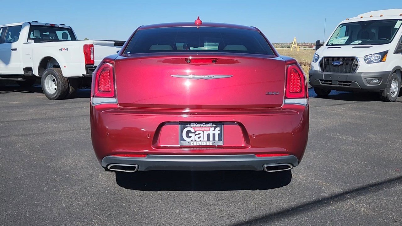 2022 Chrysler 300 Touring L photo 18