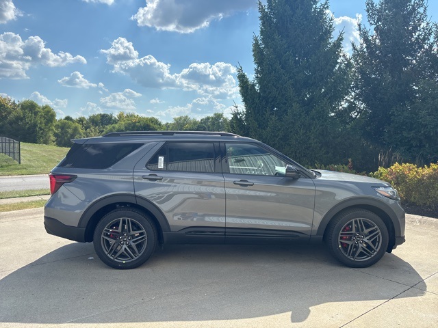 2025 Ford Explorer ST photo 3