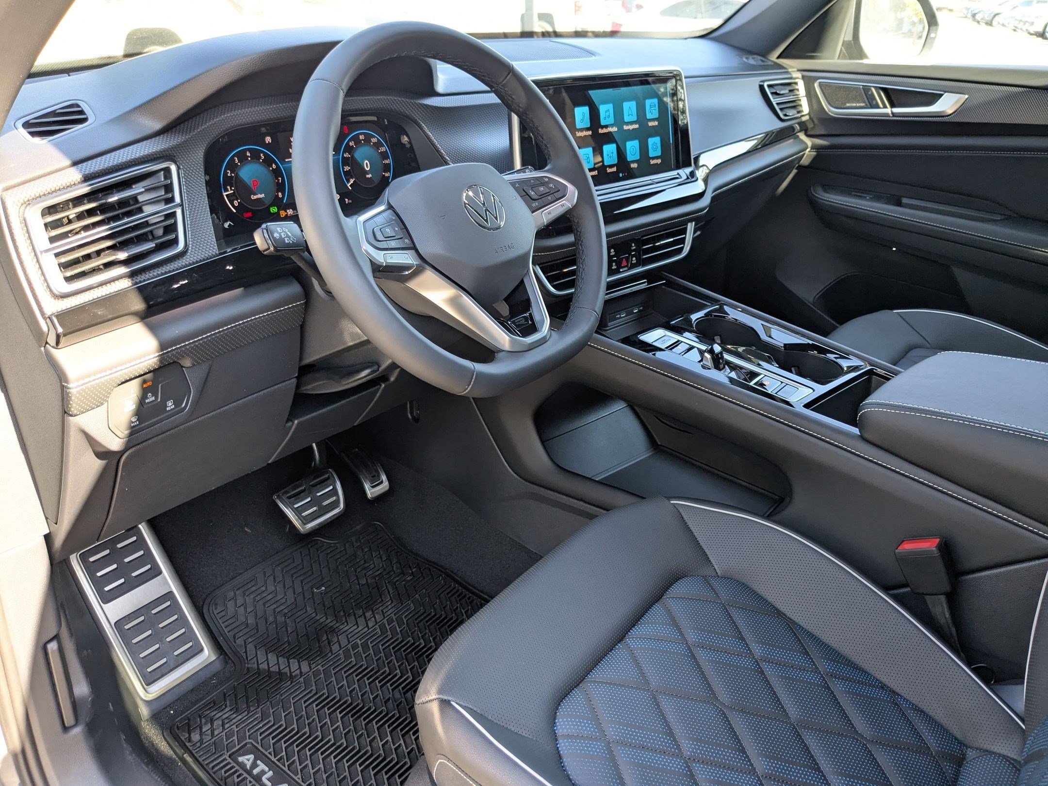 2026 Volkswagen Atlas Cross Sport SEL Premium R-Line photo 3