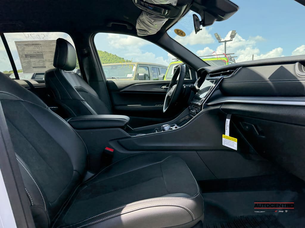 2025 Jeep Grand Cherokee Laredo Altitude photo 3