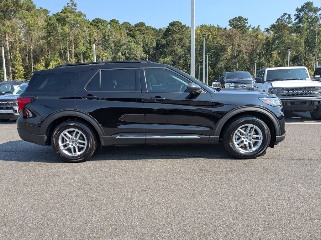 2025 Ford Explorer photo 2