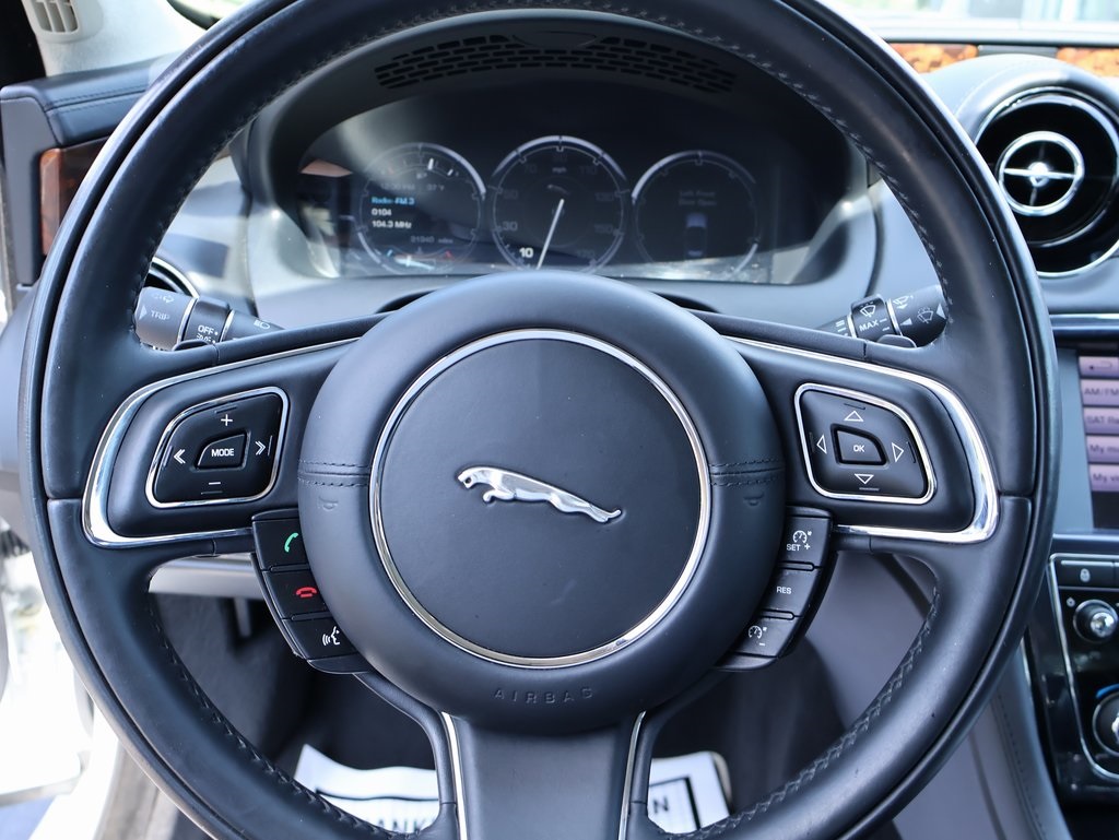 2014 Jaguar XJ Base photo 28