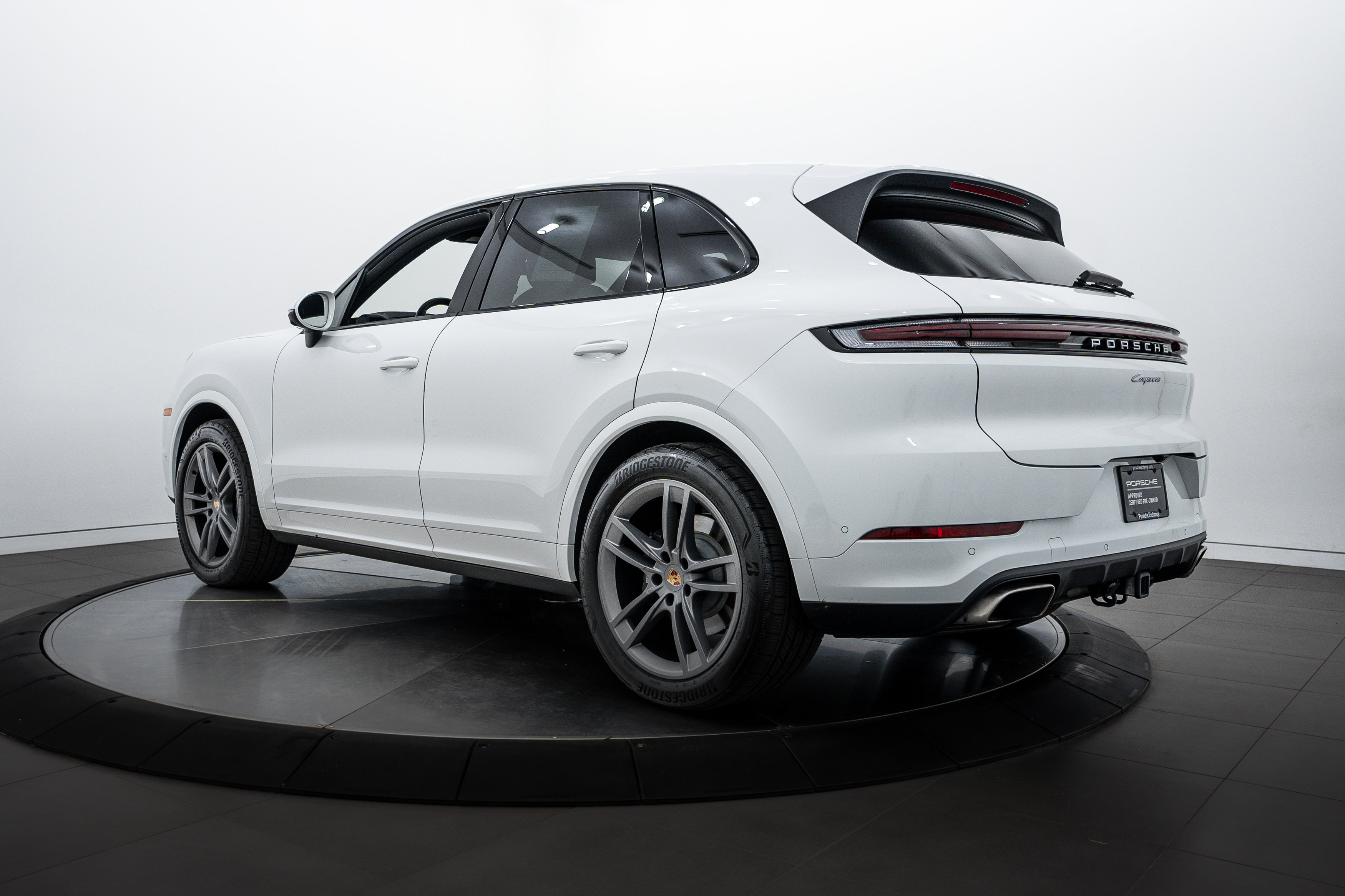 2025 Porsche Cayenne photo 3