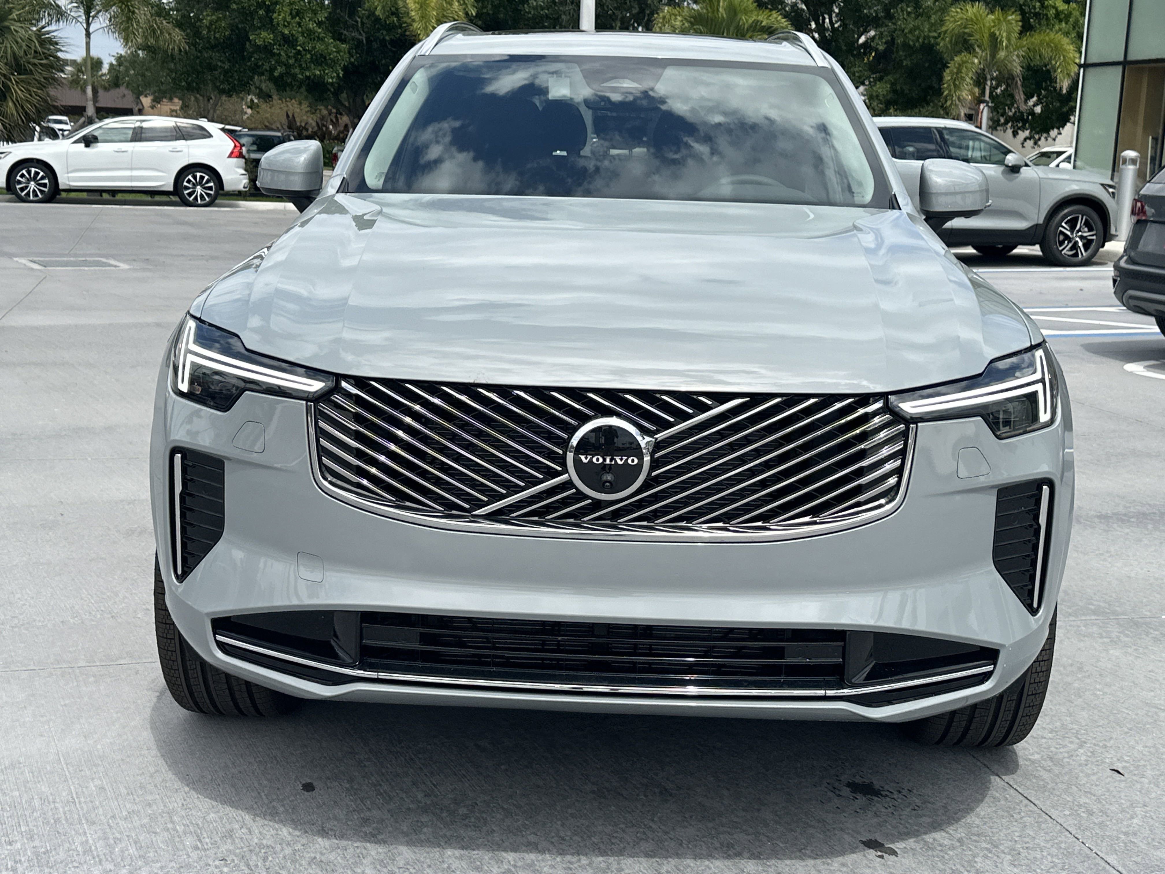 2025 Volvo XC90 Plus photo 2