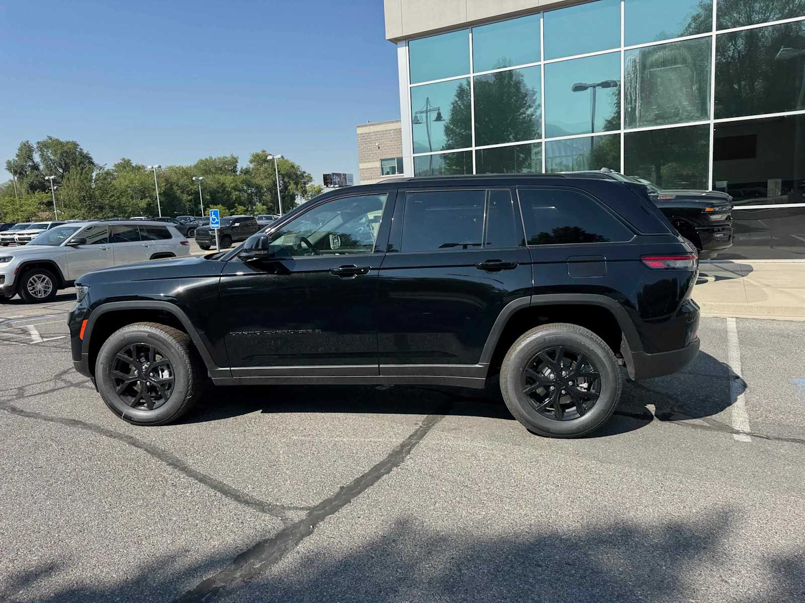 2025 Jeep Grand Cherokee Altitude X photo 2