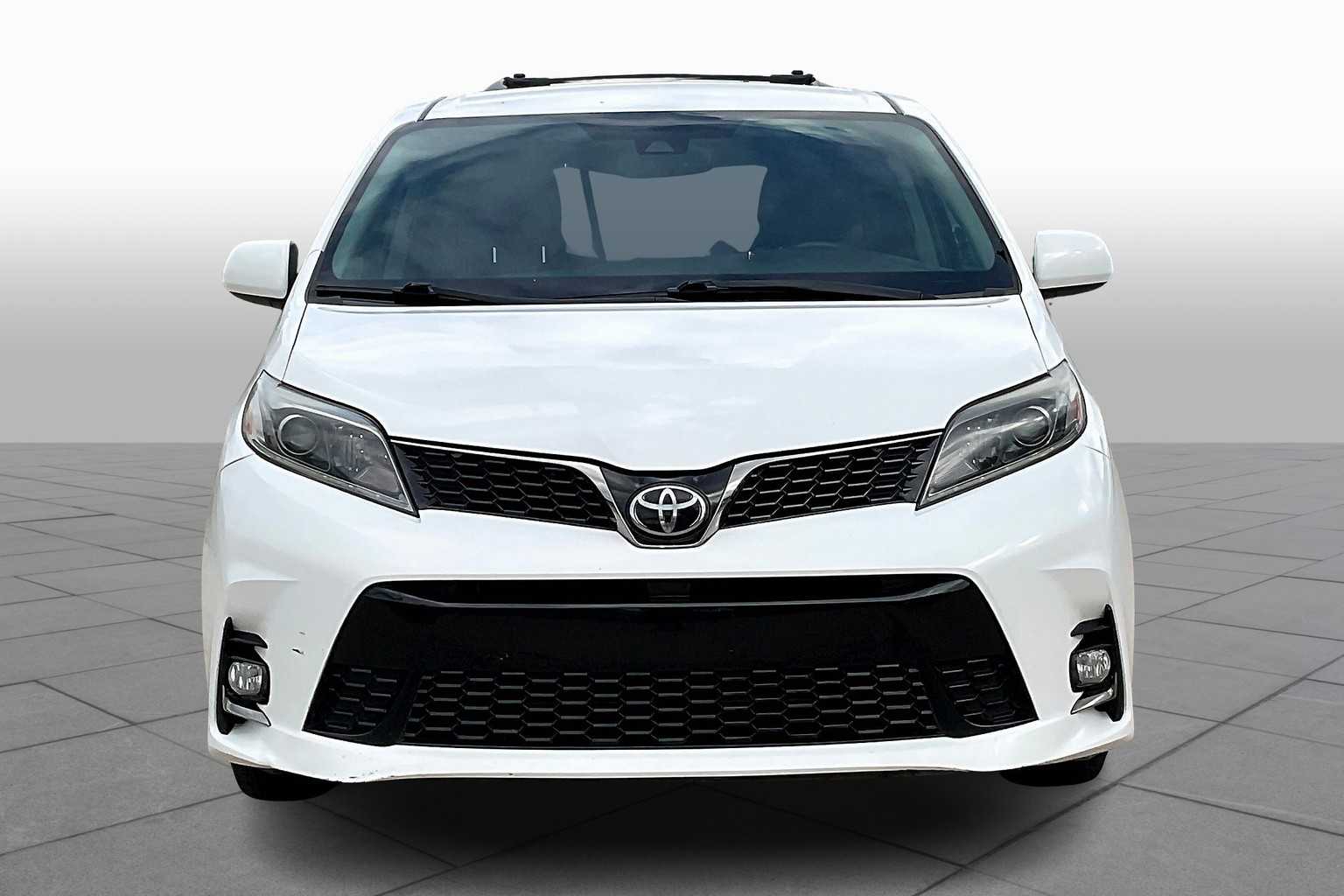 2018 Toyota Sienna SE photo 3