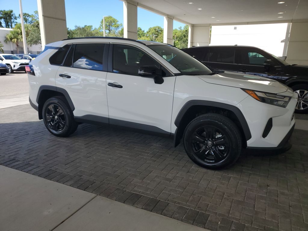 2025 Toyota RAV4 XLE photo 3