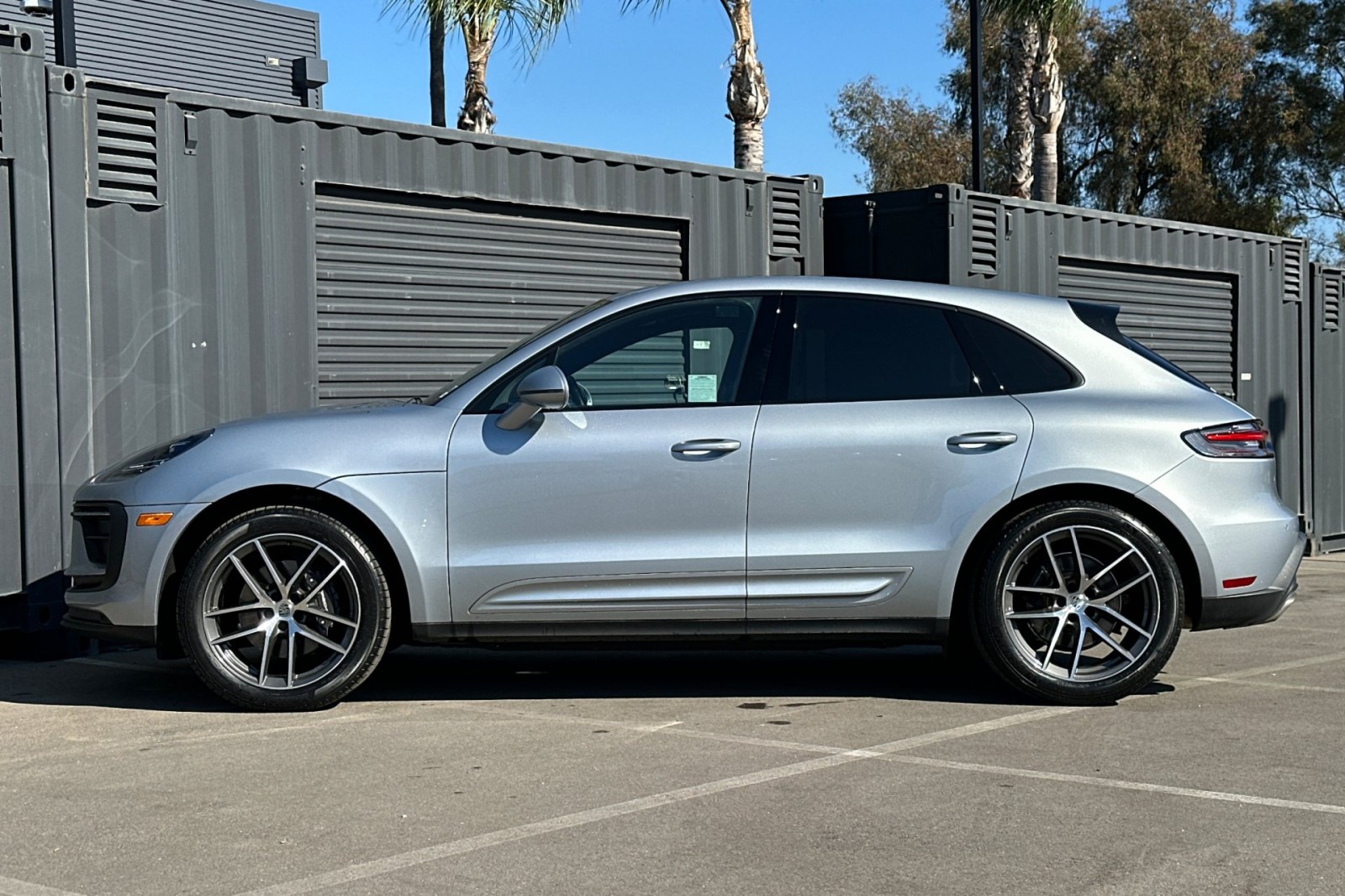 2023 Porsche Macan T photo 2
