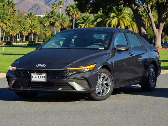 2024 Hyundai Elantra SEL photo 2