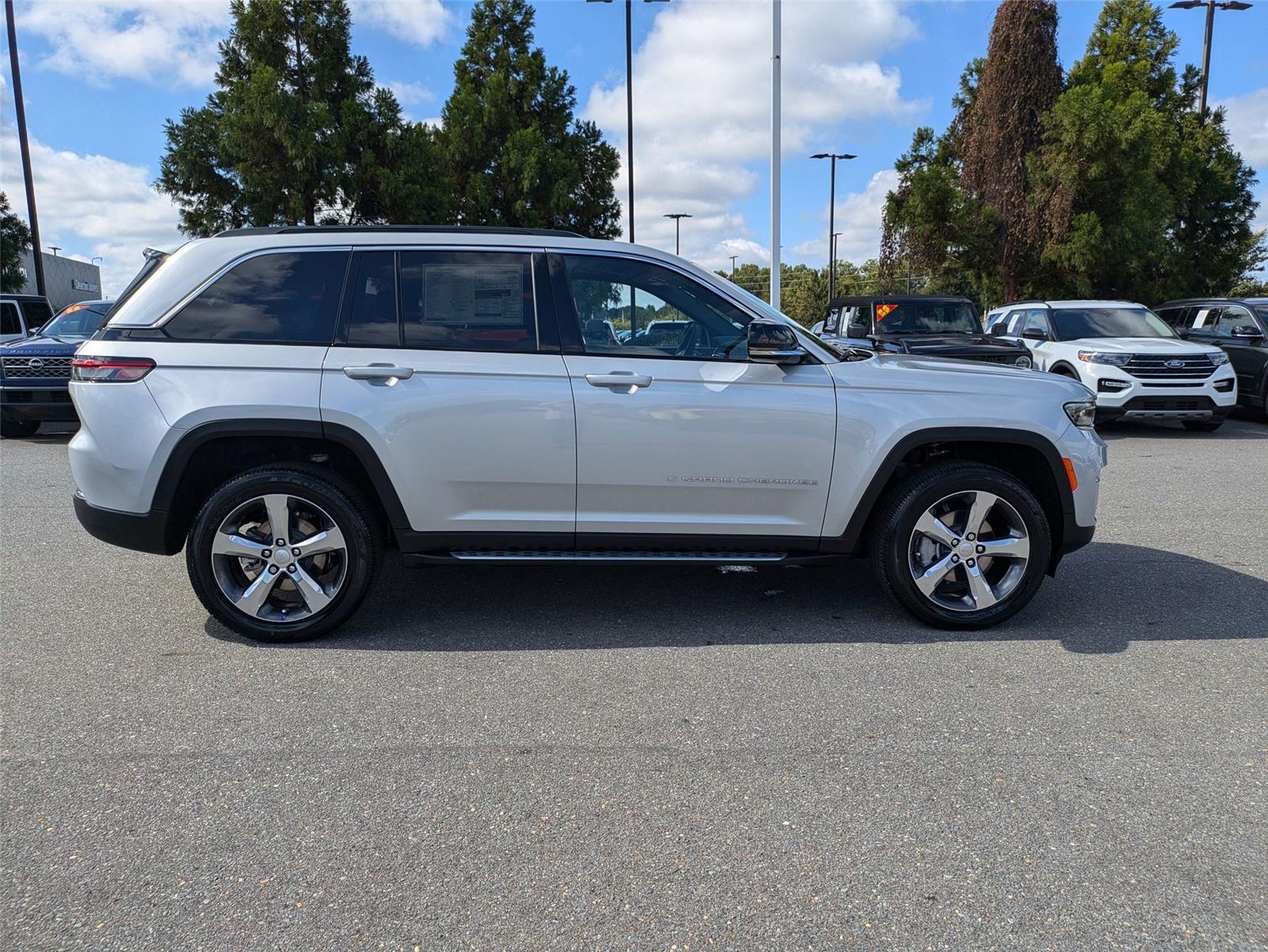 2025 Jeep Grand Cherokee Limited photo 3