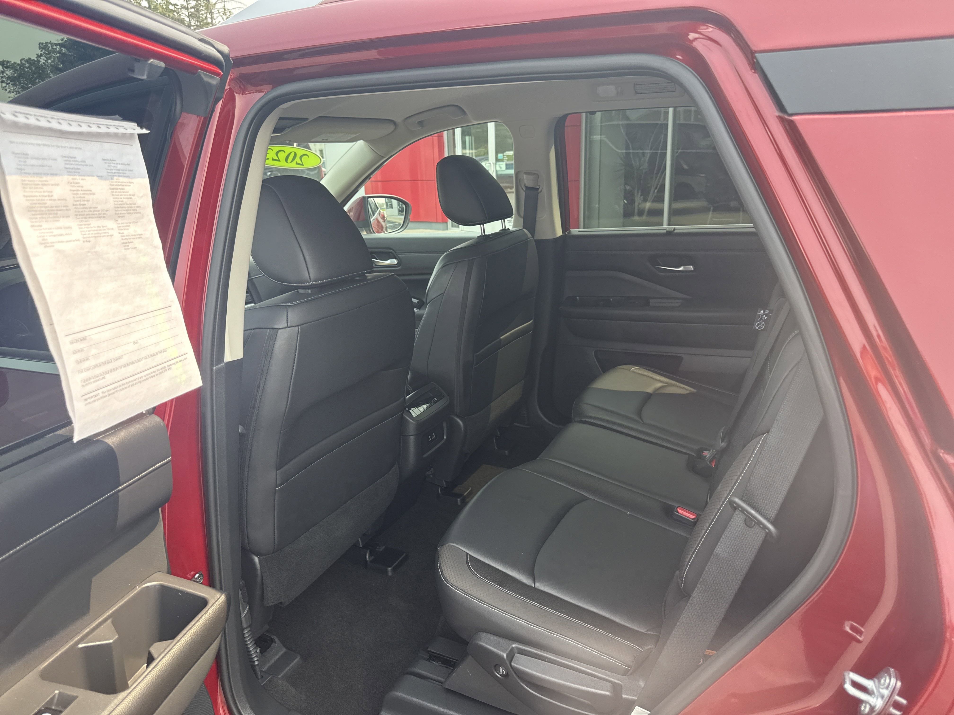 2023 Nissan Pathfinder SL photo 3