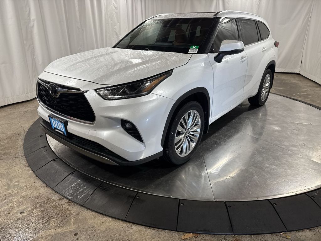2022 Toyota Highlander Platinum's photo