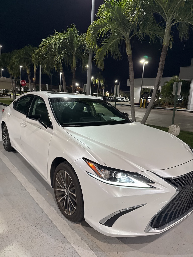 2025 Lexus ES 350's photo