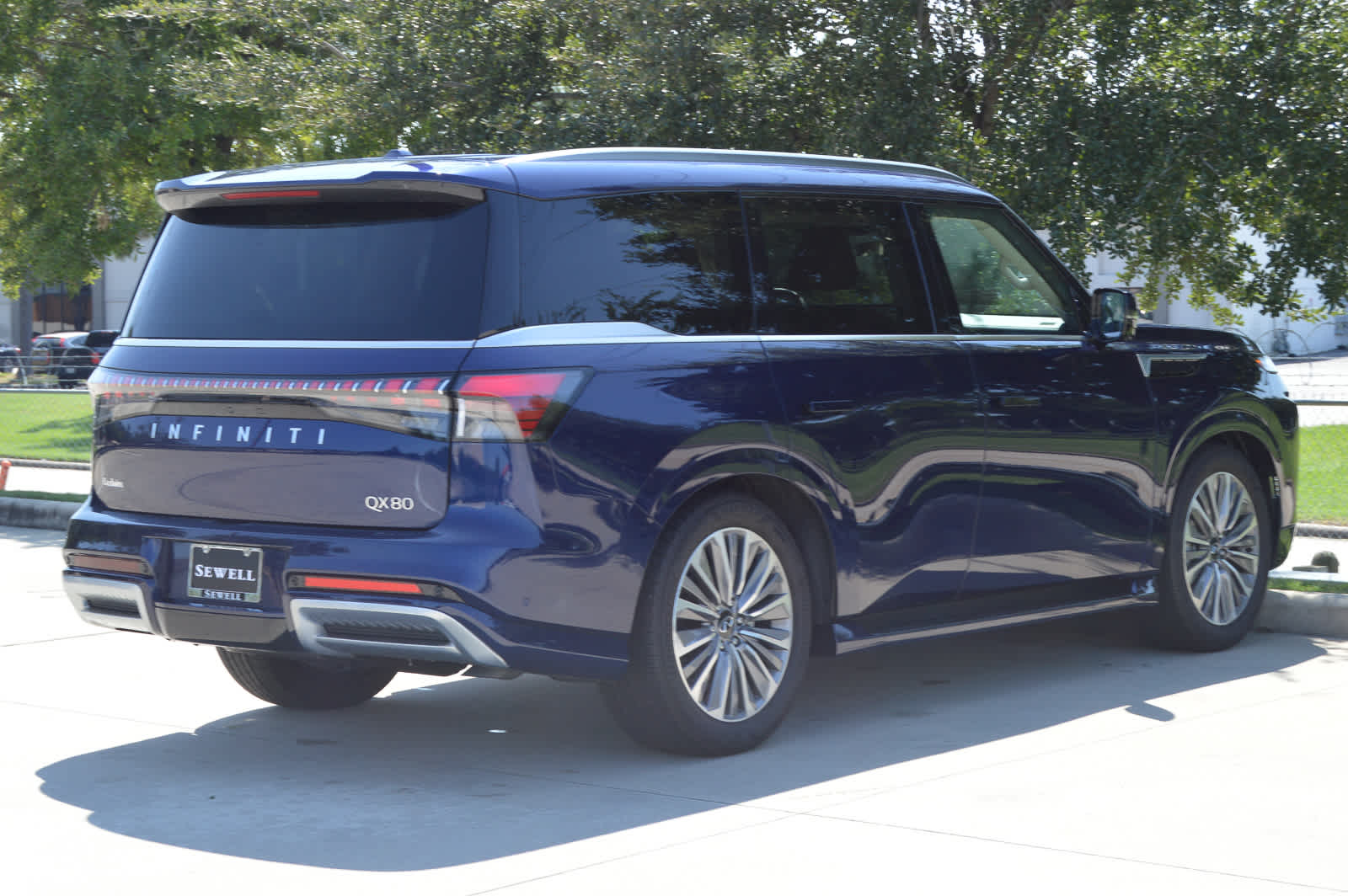 2025 Infiniti QX80 Luxe photo 4