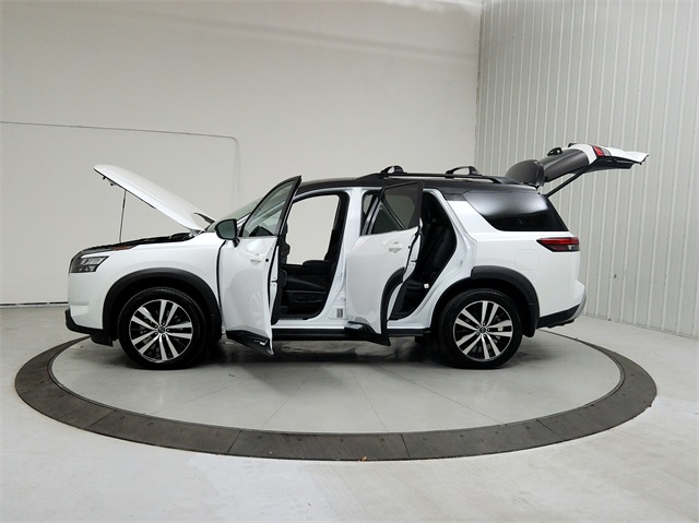 2025 Nissan Pathfinder Platinum photo 11