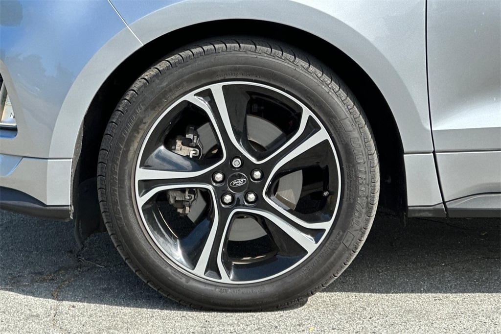 2020 Ford Edge ST photo 24