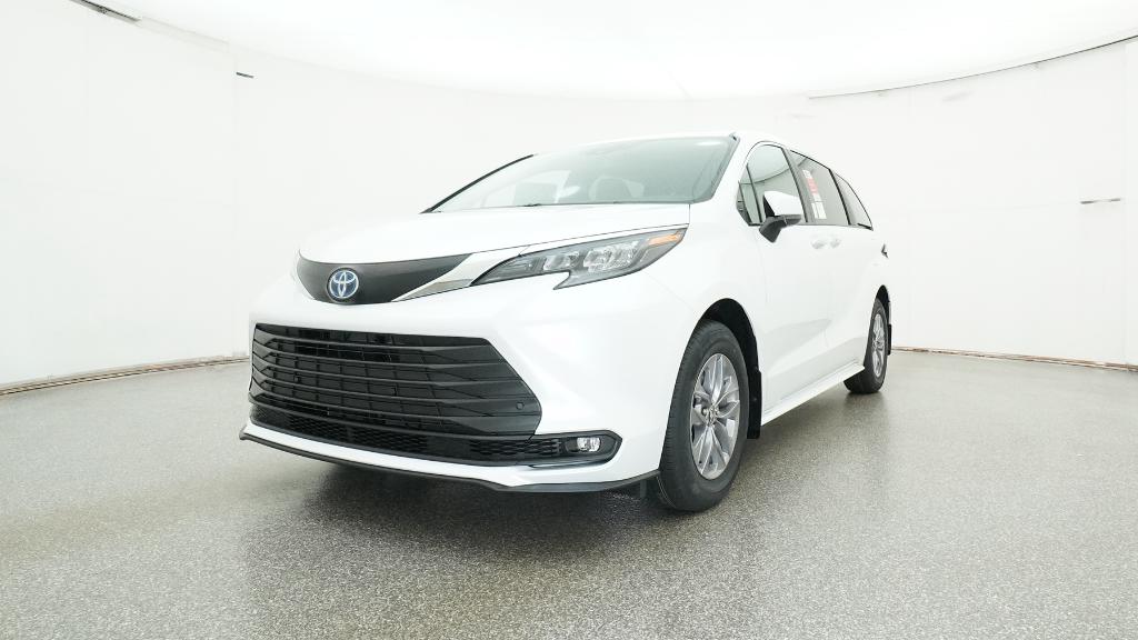 2025 Toyota Sienna XLE photo 4
