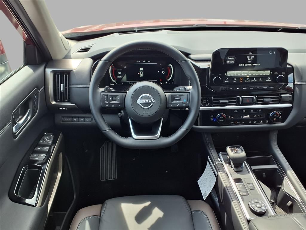 2025 Nissan Pathfinder Platinum photo 4