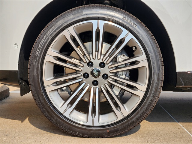 2025 Land Rover Range Rover SE photo 7