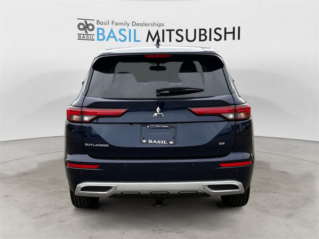 2023 Mitsubishi Outlander SE photo 3