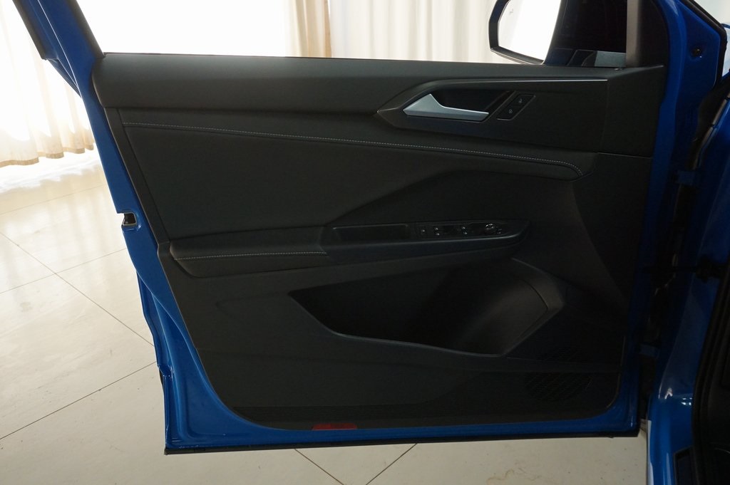 2025 Volkswagen Taos SE photo 21