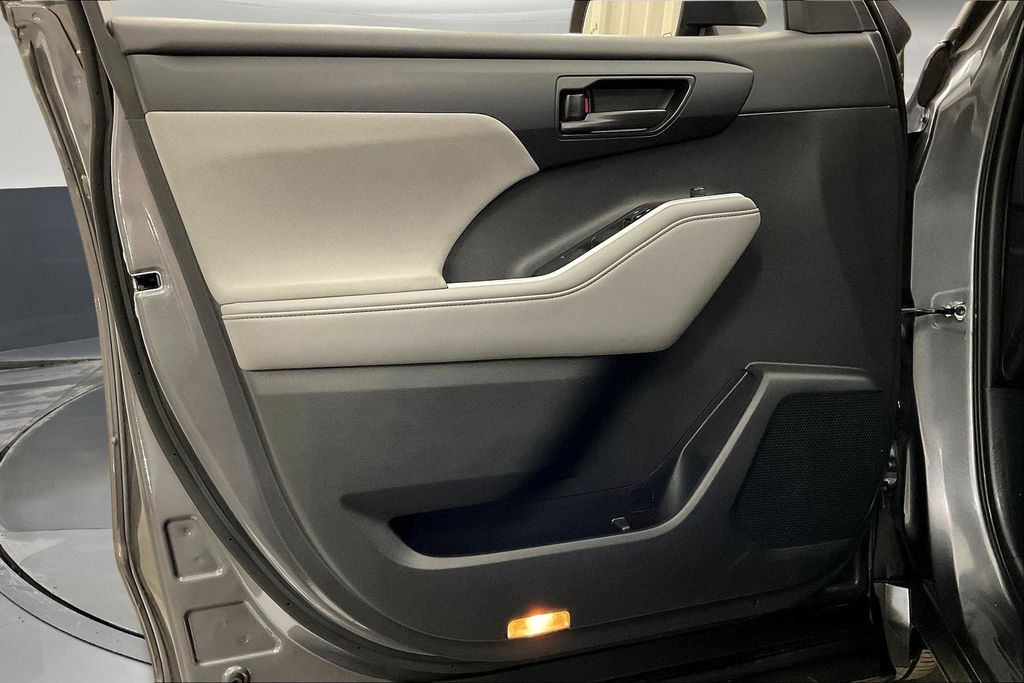 2021 Toyota Highlander Hybrid LE photo 21