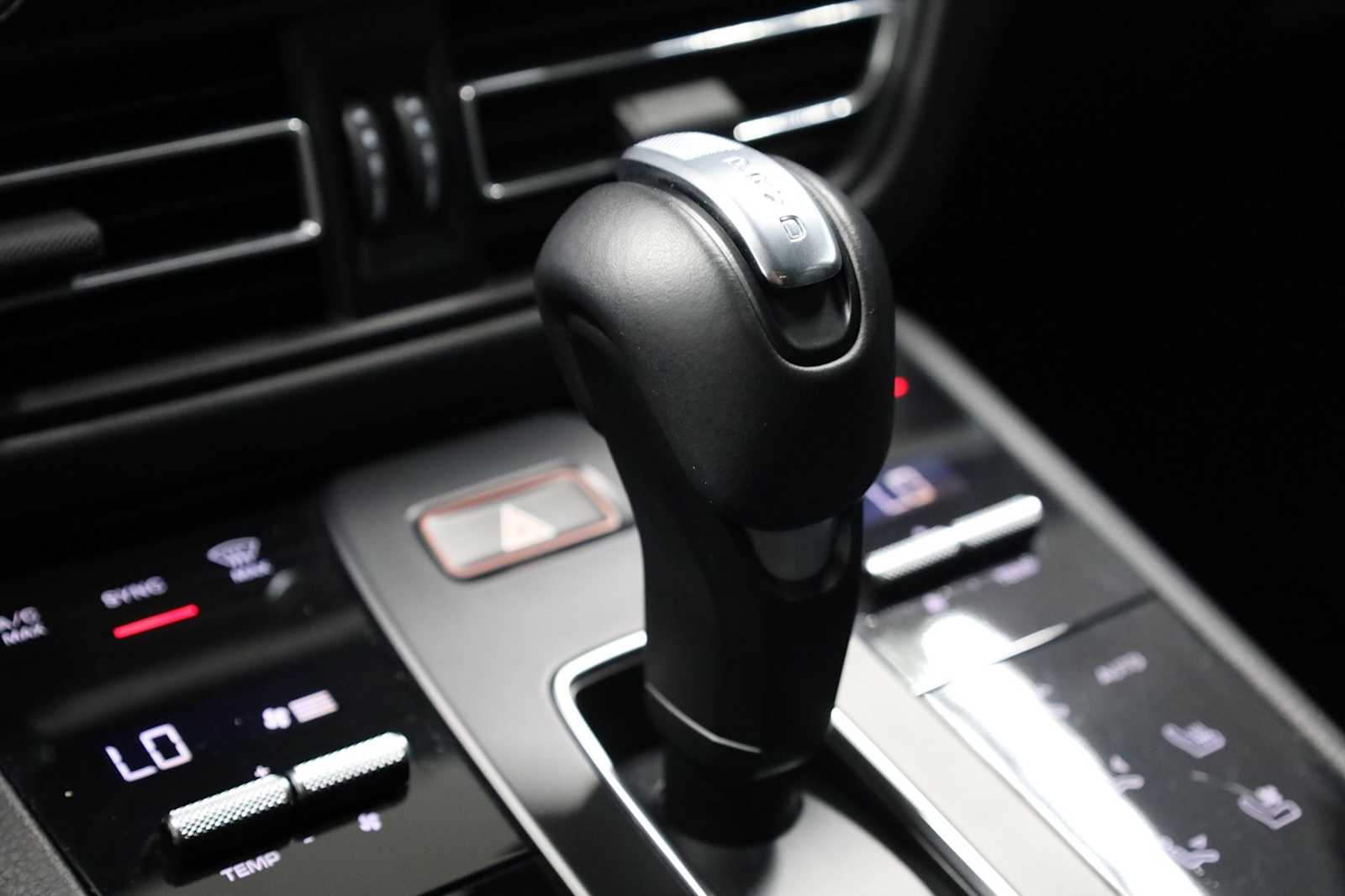 2024 Porsche Macan T photo 25