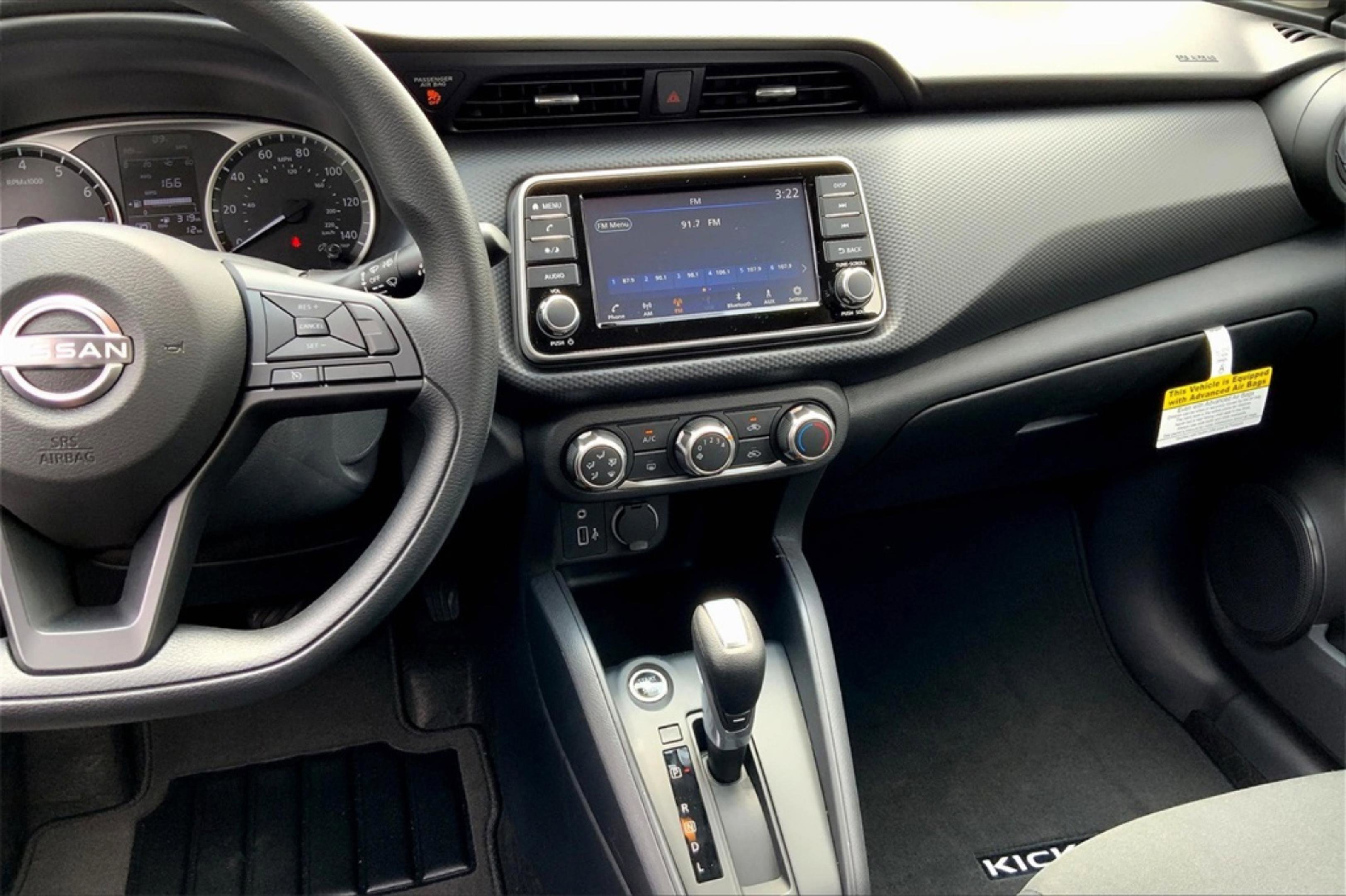 2025 Nissan Kicks Play S photo 2