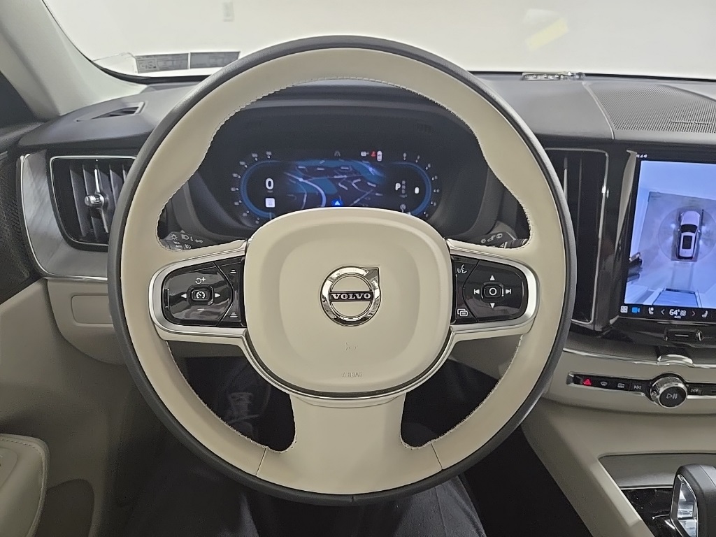 2025 Volvo XC60 B5 Plus photo 10