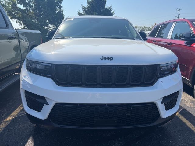 2025 Jeep Grand Cherokee Laredo Altitude photo 2