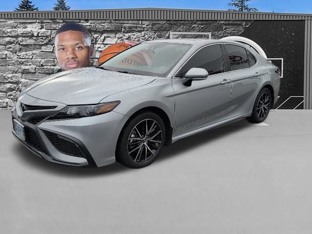 2024 Toyota Camry SE's photo