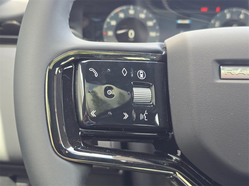 2026 Land Rover Range Rover Evoque Dynamic SE photo 18