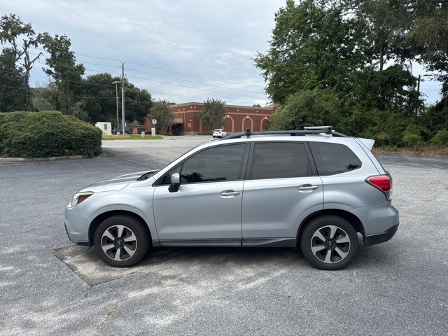 2017 Subaru Forester 2.5i Premium photo 3