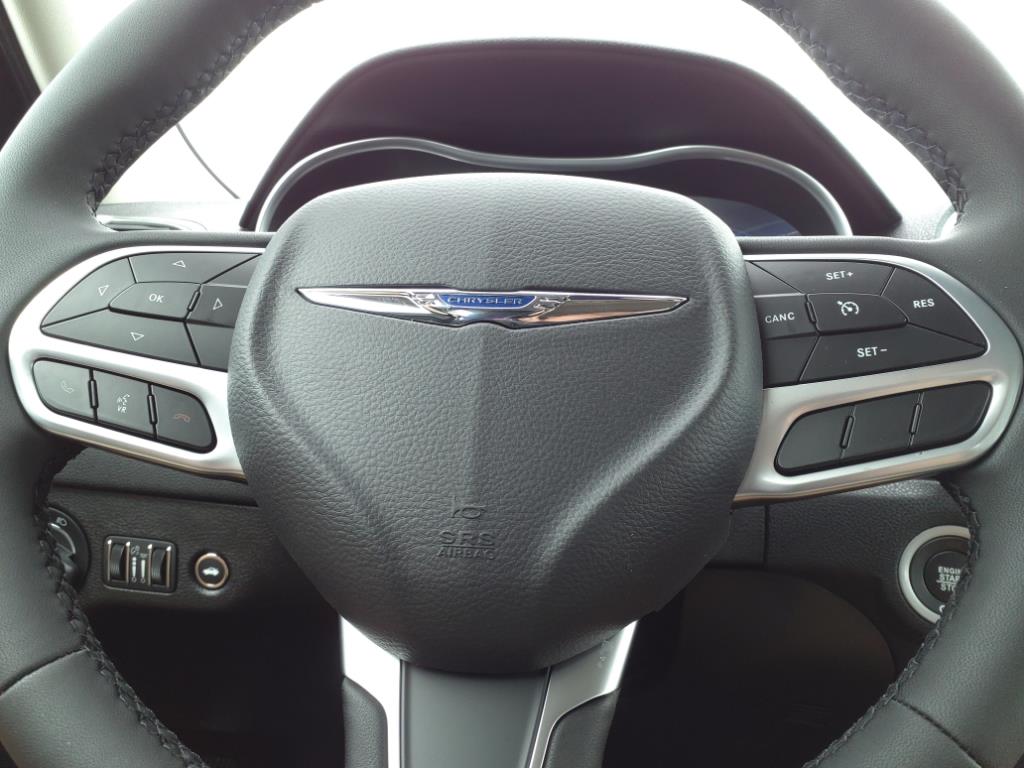 2023 Chrysler 300 Touring L photo 17