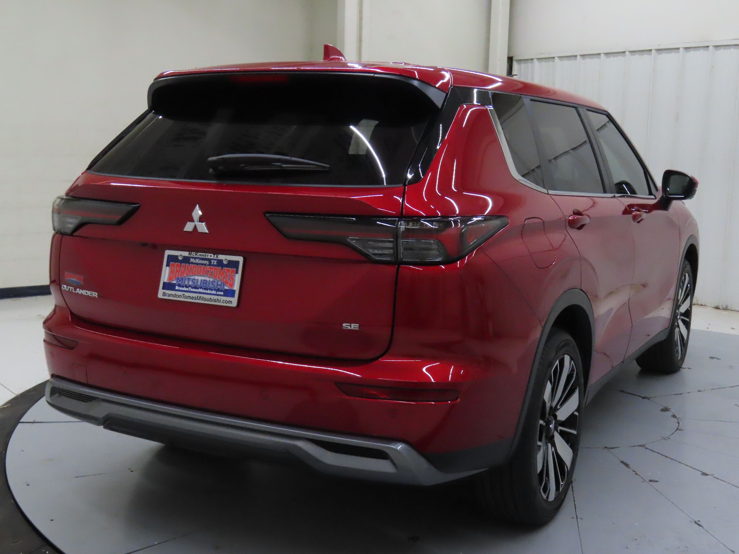2025 Mitsubishi Outlander SE photo 2
