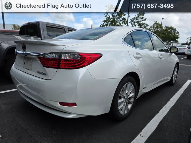 2015 Lexus ES 300h photo 6