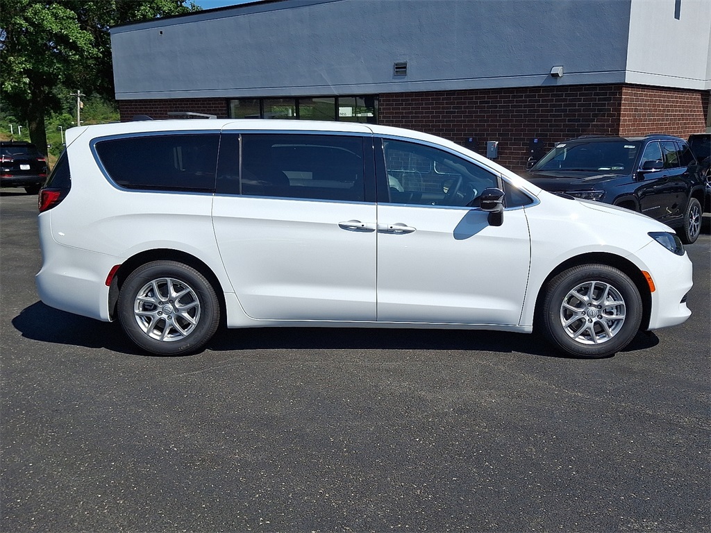 2025 Chrysler Voyager LX photo 6