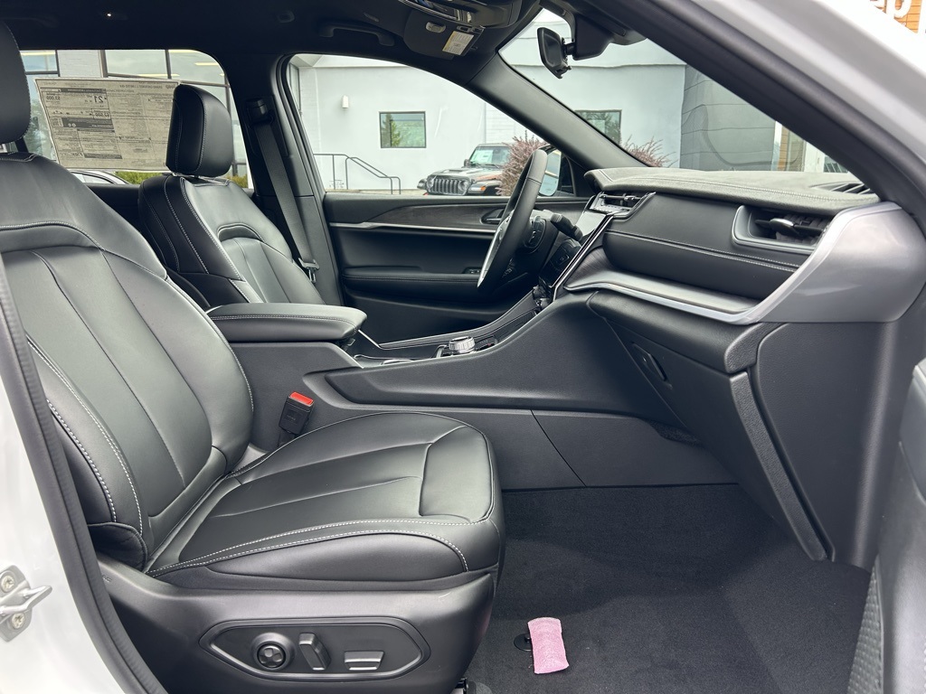 2025 Jeep Grand Cherokee Limited photo 28