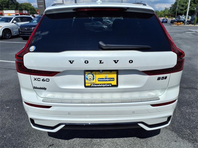 2026 Volvo XC60 B5 Black Edition photo 4