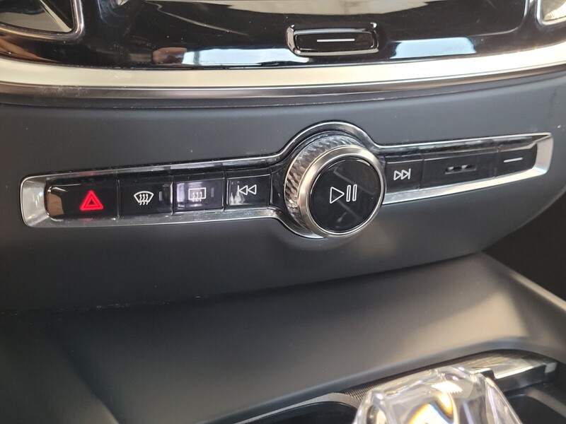 2024 Volvo S60 B5 Plus Black Edition photo 20
