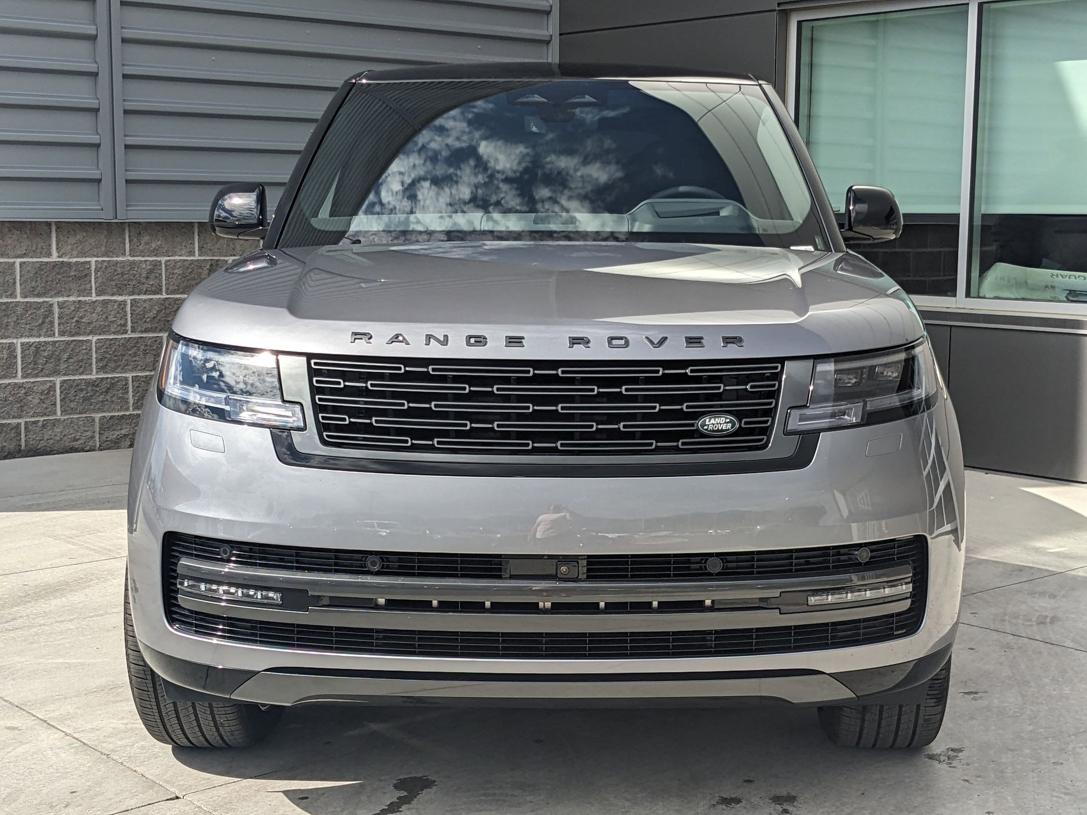 2025 Land Rover Range Rover SE photo 2