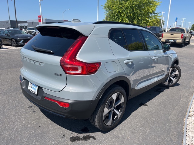 2026 Volvo XC40 Plus photo 5